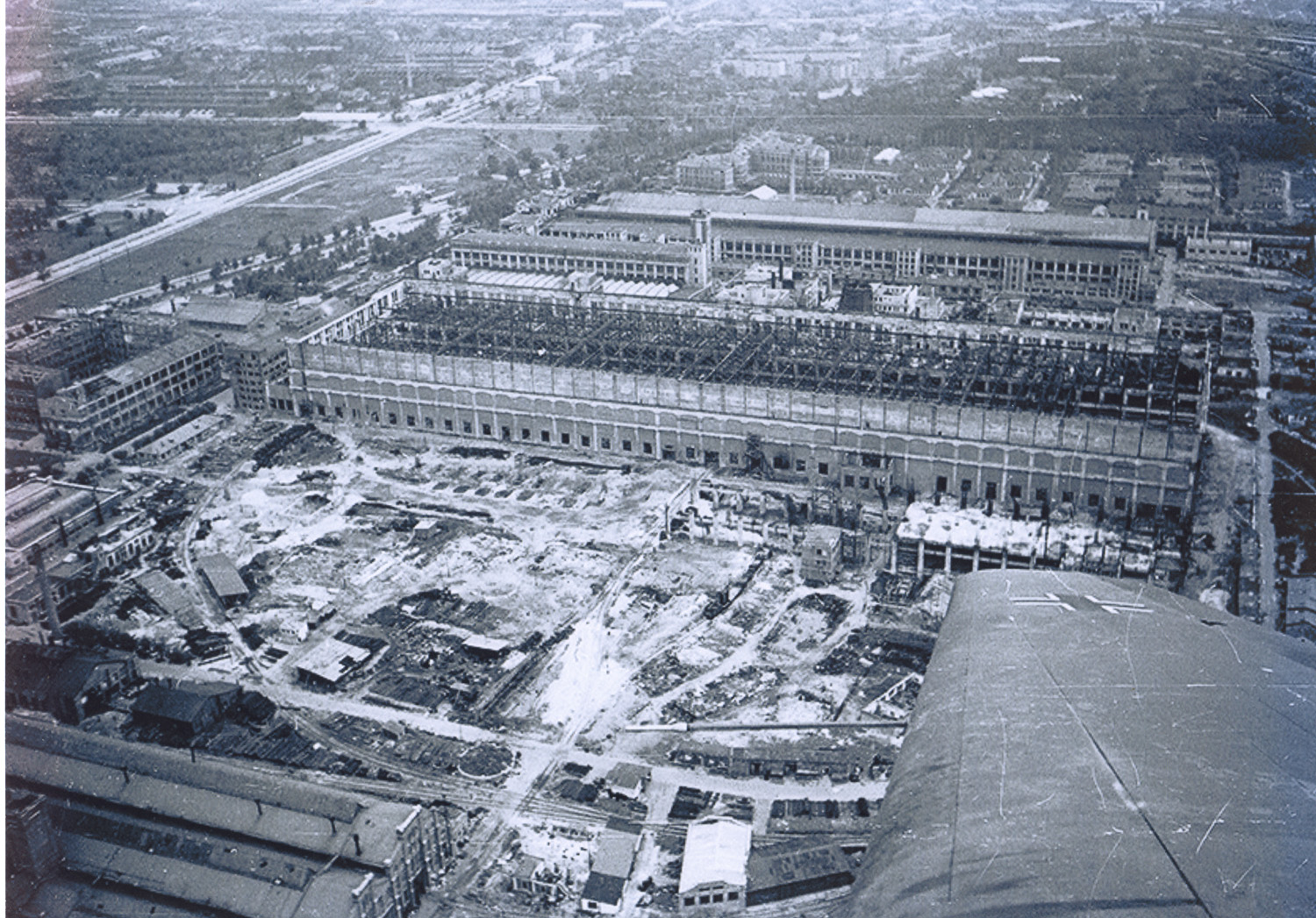 Заводські руїни після бомбардування 1942 рік