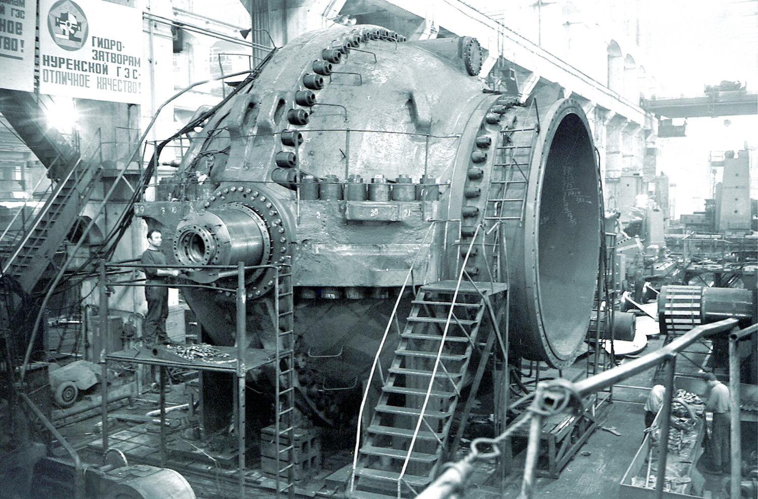 Assemblage of spherical valve with diameter 4.2 m weight, approximately, 600 t 
for Nurek HPP 1979
