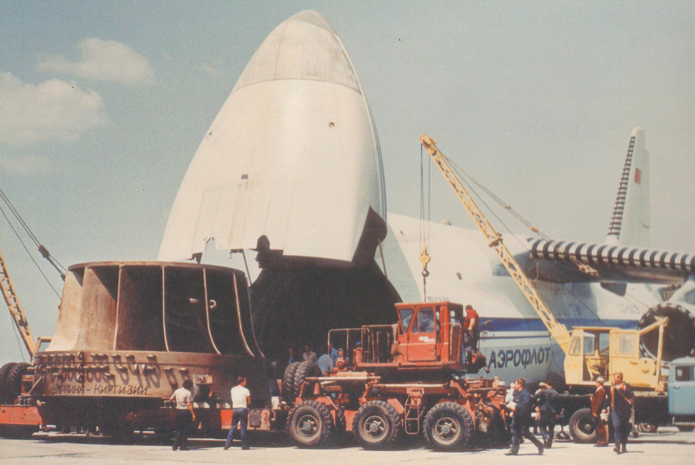 Loading of hydro turbine runner, weight 96 t for Tashkumyr HPP (Kyrgyzstan) on plane AN-124 “Ruslan” 1984