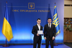 Президент України вручив премію співробітнику 